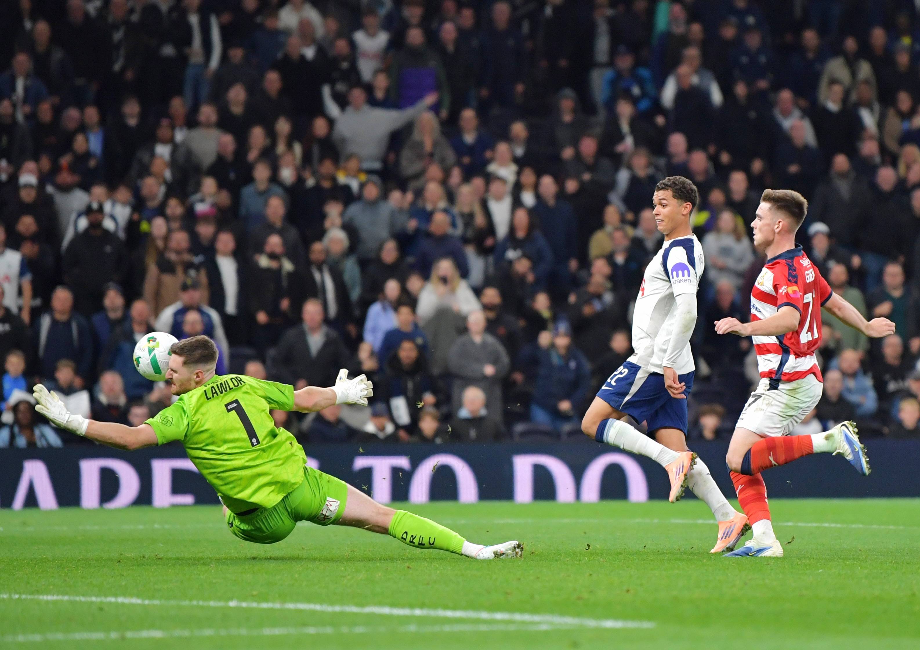 斯图加特迎欧冠关键赛；今晨造点机会；悬念犹存；团队化学反应显著的简单介绍