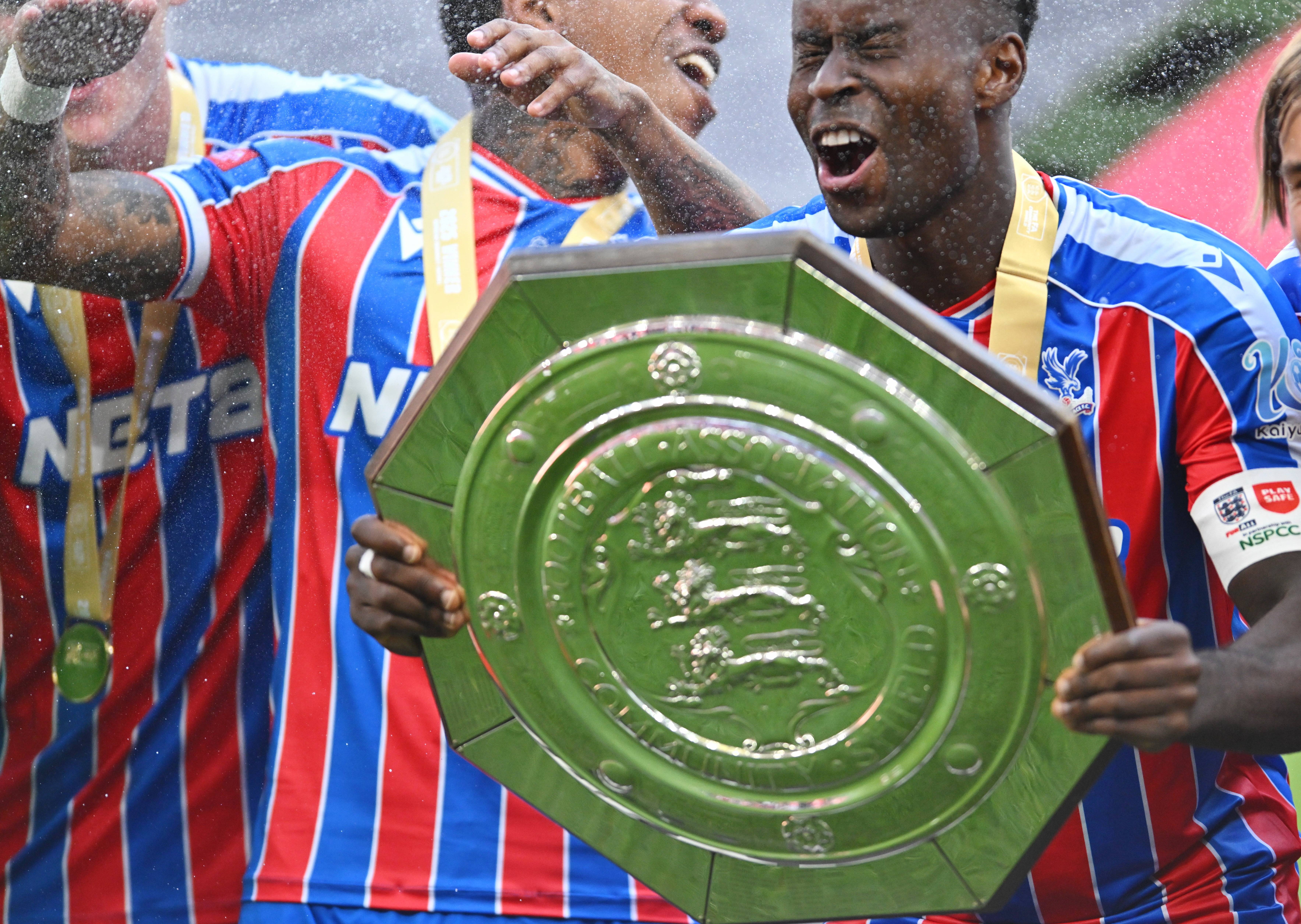 包含利物浦迎社区盾关键赛，冲刺阶段调整名单，媒体盛赞，高层口径保持一致的词条