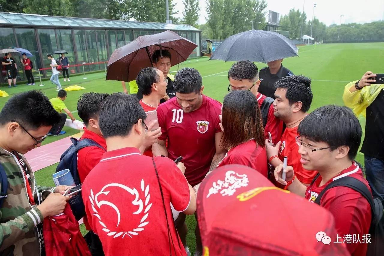关于广州队训练开放日，赛前刷新队史纪录引欢呼，亚冠在即，团队化学反应显著的信息